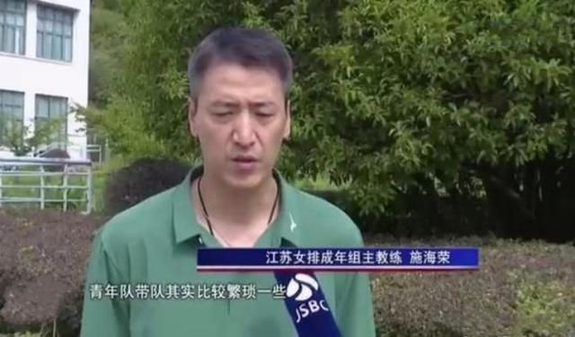 叶长敏被叶辰这一通数落，心里郁闷至极，但却不敢表露出任何不满，只能委曲求全的说道：叶辰，姑姑以前确实很多地方做的不对，经过这段时间的反思，我已经深刻的意识到了自己的错误……说着，她又道：至于天宇，我相信他应该也是一时糊涂，给他一个改过自新的机会，他也肯定能够意识到自己错在哪里，以后一定能……叶辰直接打断她的话，淡淡道：行了，你也不用再替他求情了，像他这种嚣张跋扈的二世祖，根本不可能真正意识到自己错在哪里。
